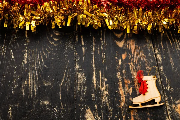 暗い木のテーブルに横たわるテキスト 赤いテキスト 木のスケートのための場所が付いているクリスマスの平らな層 — ストック写真