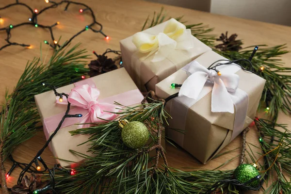 Weihnachtsgeschenke Aus Bastelpapier Mit Gelben Weißen Und Rosa Bändern Und — Stockfoto