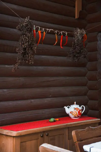 Wnętrze Kuchni Stylu Retro Drewnianymi Ścianami Zabytkowy Czajnik Czerwony Obrus — Zdjęcie stockowe