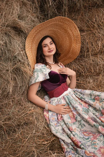 Hermosa Mujer Morena Joven Vestido Largo Retro Sombrero Paja Grande —  Fotos de Stock