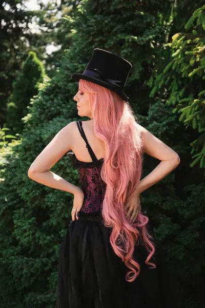 Bela Mulher Com Cabelo Rosa Chapéu Superior Longo Vestido Preto — Fotografia de Stock