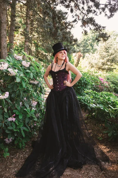 Hermosa Mujer Con Pelo Rosa Sombrero Copa Largo Vestido Negro —  Fotos de Stock