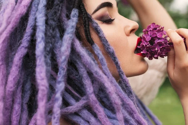 Sexig Ung Kvinna Med Färg Dreadlocks Underkläder Luktar Syreniska Blommor — Stockfoto
