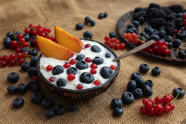 Tallrikar Med Yoghurt Och Bär Bordet Grov Duk Hälsosam Frukost — Stockfoto