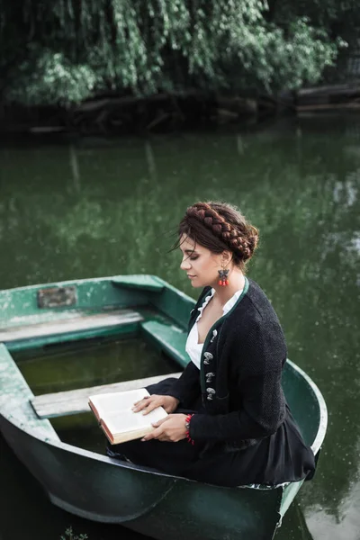 Portret Pięknej Brunetki Bawarskim Stroju Ludowym Siedzącej Łodzi Jeziorze Czytającej — Zdjęcie stockowe