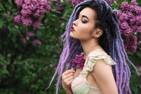 Sexy Junge Frau Modell Mit Farbe Dreadlocks Rosa Lederhose Ist — Stockfoto