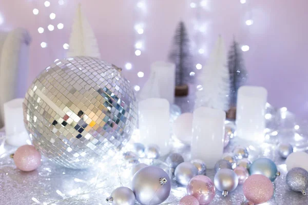 迪斯科舞会 粉色和蓝色的圣诞舞会和一个花环躺在桌子上 桌上的桌布上闪烁着火花 — 图库照片