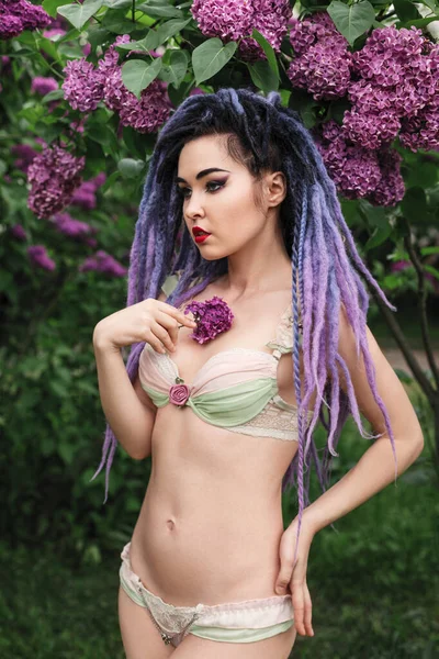 性感的年轻女子模特 头戴彩色头发 穿着粉色皮裤 身披淡紫色的春装肖像服 — 图库照片