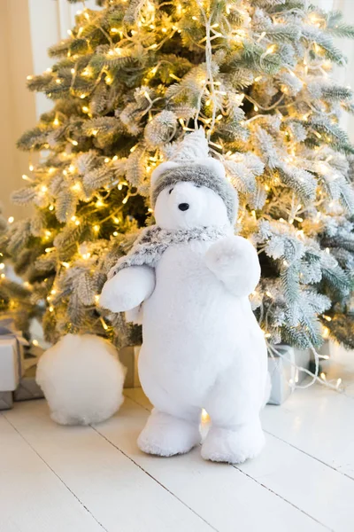 Arbre Noël Avec Neige Artificielle Guirlandes Ours Peluche Blanc Des — Photo