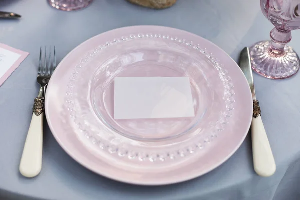 屋外春夏の結婚式のヴィンテージのスタイリッシュなテーブルの装飾 ピンクおよびガラスの版 フォークおよびナイフ カトラリー ゲスト カード ガラス 青いテーブルクロス — ストック写真