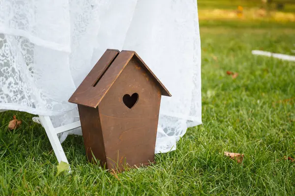 Kalbi Olan Bir Kuş Evi Bir Düğünde Çimlerin Üzerinde Durur — Stok fotoğraf