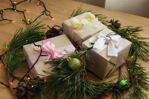 Weihnachtsgeschenk Aus Bastelpapier Mit Gelber Schleife Tannenzweigen Zapfen Und Einem — Stockfoto