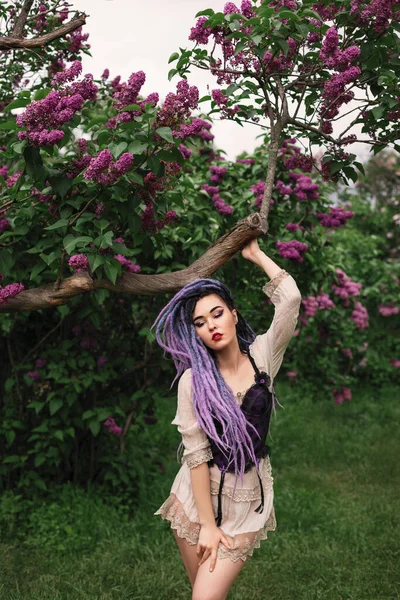 Sexig Ung Kvinna Modell Med Färg Dreadlocks Rosa Läder Byxor — Stockfoto