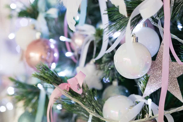 圣诞树上的圣诞玩具 彩带和花环 粉色和蓝色的圣诞球 星星星点点 — 图库照片