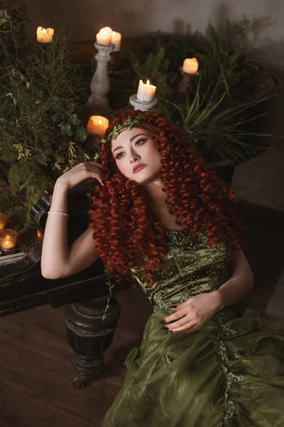 Büyük Piyanosu Mumları Çiçekleri Çiçekleri Olan Kızıl Saçlı Peri Kadın — Stok fotoğraf