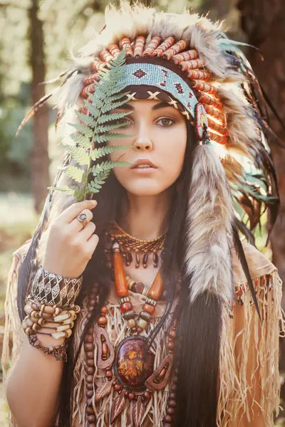 Indiska Kvinna Porträtt Utomhus Vacker Etnisk Dam Med Kackerlacka Huvudet — Stockfoto