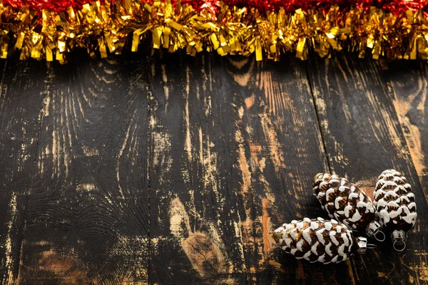 暗い木のテーブルに横たわるテキスト ガラスコーン 赤と黄金のテーブルのための場所が付いているクリスマスの平らな層 — ストック写真