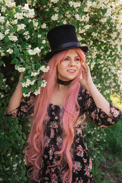 Güzel Bir Kadın Pembe Saçlı Silindir Şapkalı Siyah Elbiseli Çiçeklerle — Stok fotoğraf