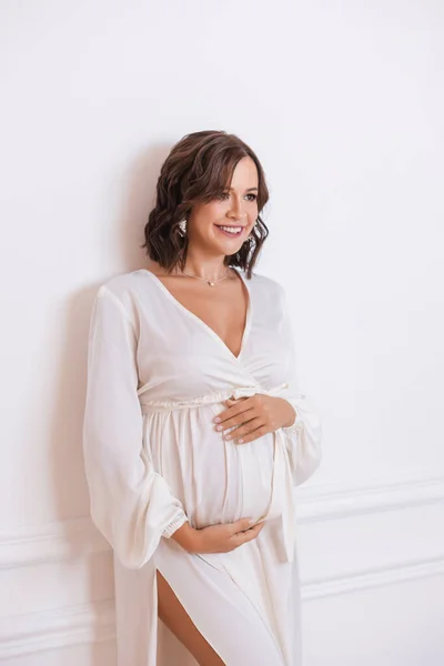 Hermosa Mujer Embarazada Vestido Blanco Está Pie Estudio — Foto de Stock