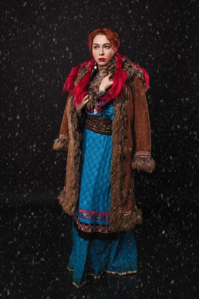 Hezká Žena Rudými Vlasy Hnědé Kožešinové Bundě Modré Šaty Etnickém — Stock fotografie