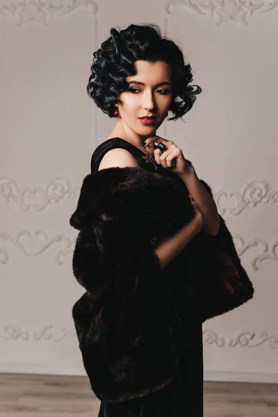 Schönes Mädchen Schwarzem Abendkleid Und Pelzmantel — Stockfoto