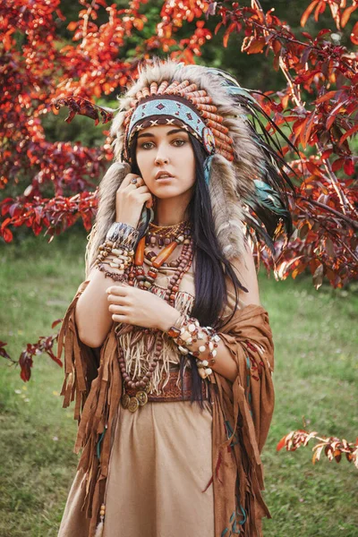 站在森林里的是一位漂亮的印度女人 穿着花边衣服 脸上化着妆容 — 图库照片