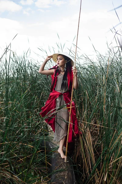 Kvinna Mode Kläder Och Hatt Asiatisk Stil Står Stocken Vid — Stockfoto