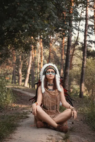 Schöne Indische Frau Kakerlaken Sitzt Auf Dem Weg Den Wald — Stockfoto