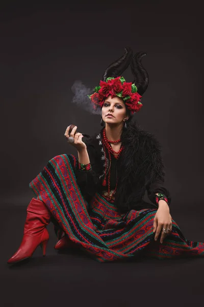 Piękna Brunetka Tradycyjnym Ukraińskim Stroju Kwiatowym Wieńcem Rogami Stoi Czarnym — Zdjęcie stockowe