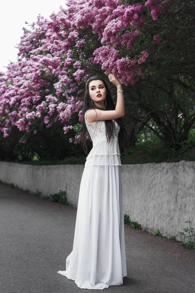 Wiosenny Portret Pięknej Seksownej Brunetki Wśród Liliowych Kwiatów Długa Biała — Zdjęcie stockowe