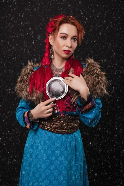 Ładna Kobieta Czerwonymi Włosami Futrze Peleryna Niebieska Sukienka Etnicznym Stylu — Zdjęcie stockowe