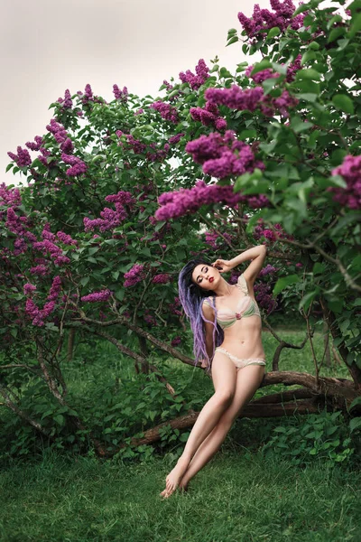 Sexy Jonge Vrouw Model Met Kleur Dreadlocks Staan Onder Lila — Stockfoto