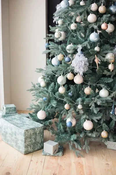 Bela Árvore Natal Decorada Quarto — Fotografia de Stock
