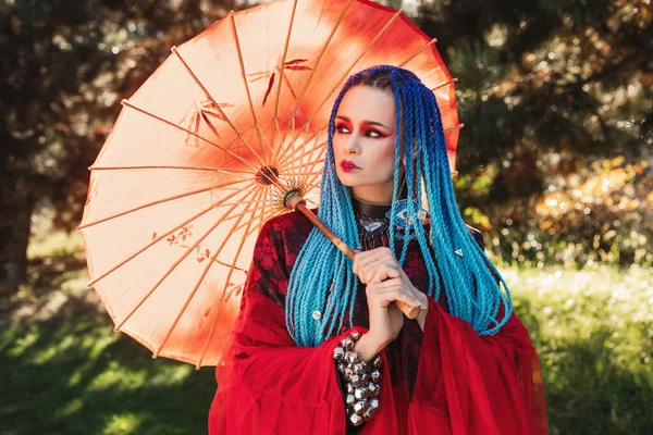 Hermosa Mujer Con Rastas Azules Vestido Tela Transparente Rojo Festival —  Fotos de Stock