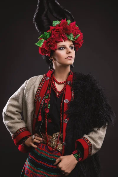 Красивая Брюнетка Традиционном Украинском Костюме Цветочным Венком Рогами Стоит Фоне — стоковое фото