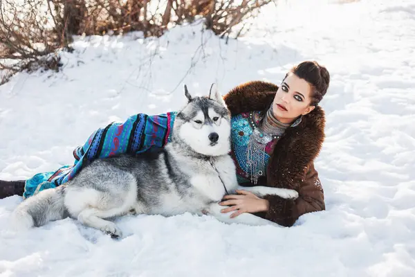 Krásná Brunetka Žena Šedým Husky Pes Leží Sněhu Cop Účes — Stock fotografie