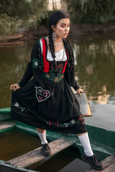 Piękna Młoda Brunetka Kobieta Tradycyjnym Stroju Bawarii Jest Łodzi Jeziorze — Zdjęcie stockowe
