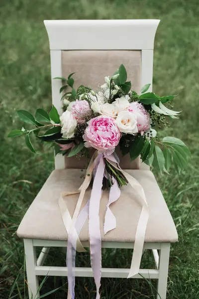 Outdoor Spring Summer Elegant Delicate Wedding Bouquet Stands Chair Grass — Stock Photo, Image