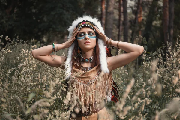Belle Femme Indienne Cafard Assise Sur Sentier Dans Forêt — Photo