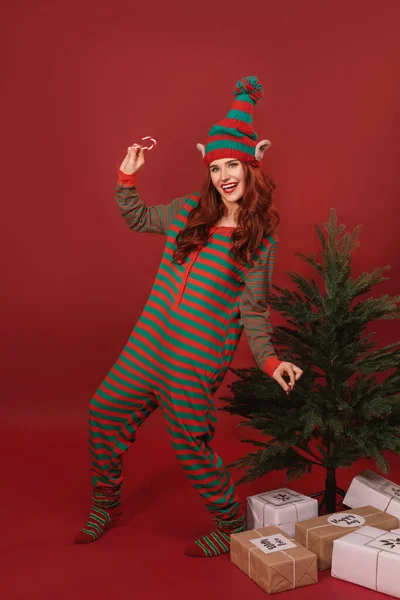 Sexy Santa Ajudante Mulher Celebrando Natal Sob Novo Ano Árvore — Fotografia de Stock