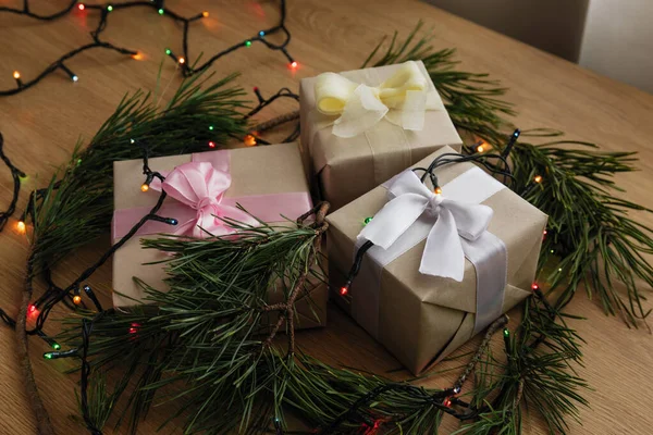 Cadeau Noël Papier Artisanal Avec Ruban Jaune Branches Pin Cônes — Photo
