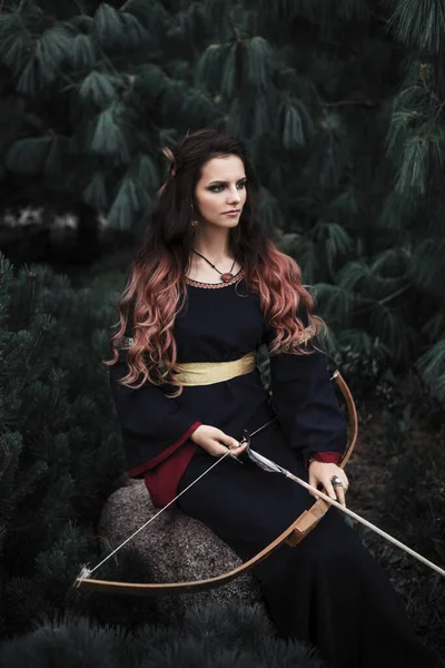 Прекрасная Тёмная Эльфийская Принцесса Лесу Фантастическая Ведьма Луком Стрелами — стоковое фото