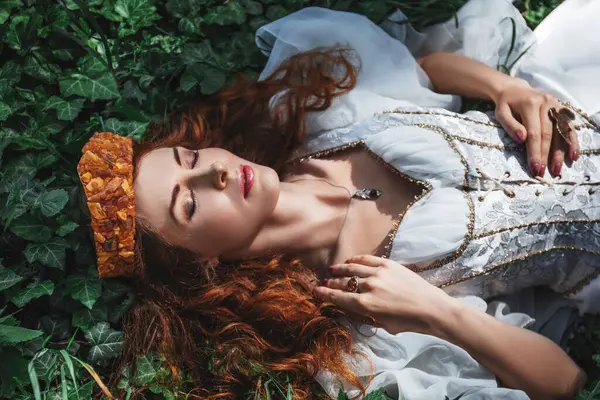 美丽的红头发女人 穿着中世纪的白色服装 头戴绿色森林的皇冠 幻想公主 — 图库照片