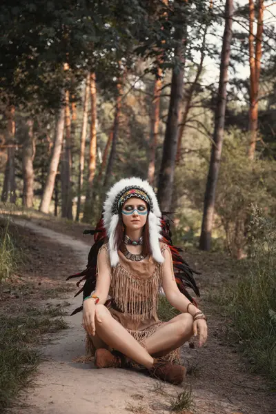 Beautiful Indian Woman Roach Sitting Trail Forest — Stock Photo, Image