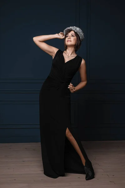 Schöne Junge Frau Langen Schwarzen Kleid — Stockfoto