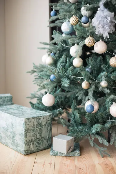 Zdobené Krásné Vánoční Stromeček Doma Dárky — Stock fotografie