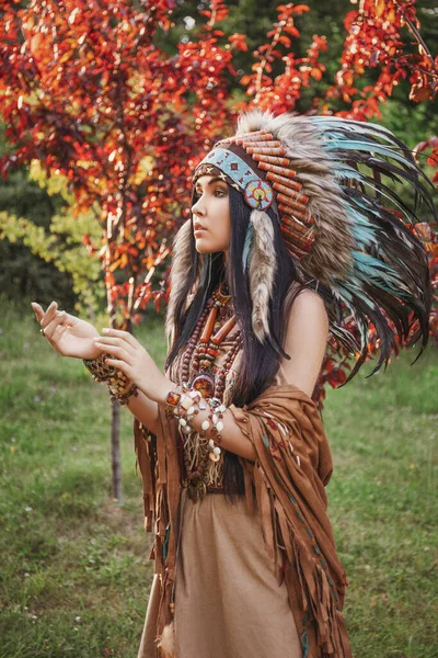 Indiska Kvinna Porträtt Utomhus Vacker Etnisk Dam Med Kackerlacka Huvudet — Stockfoto