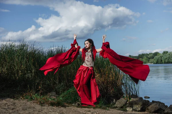 Moda Kobieta Czerwonym Ubrania Projektant Azjatyckim Stylu Nad Rzeką — Zdjęcie stockowe