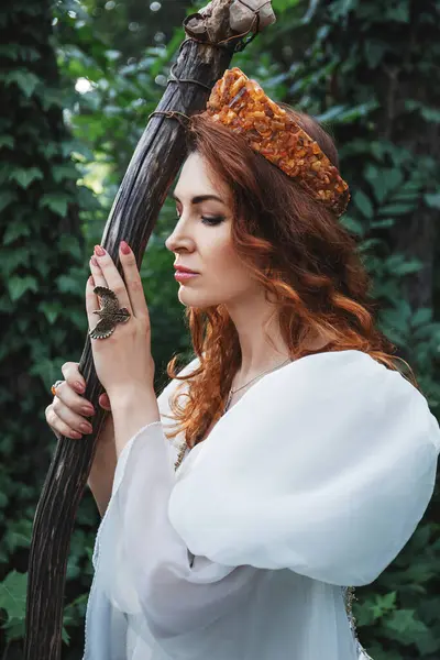 Hermosa Mujer Pelirroja Traje Medieval Blanco Una Corona Con Personal —  Fotos de Stock