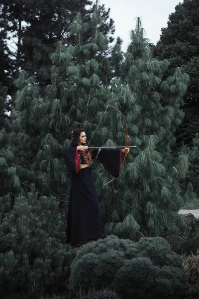 Linda Princesa Elfo Escuro Floresta Bruxa Fantasia Com Arco Flecha — Fotografia de Stock